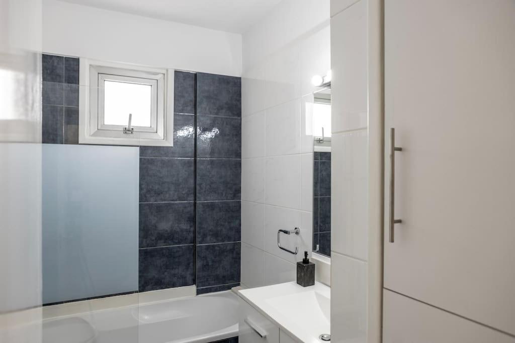 Apartamento Luxurious Bright & Stylish 2Br With Office In Nicosia Exterior foto