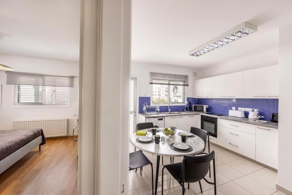 Apartamento Luxurious Bright & Stylish 2Br With Office In Nicosia Exterior foto
